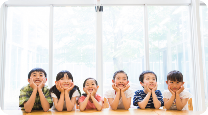 子どもたちが笑顔で過ごしている様子