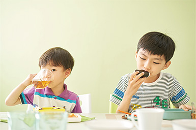 一緒に食事をする子どもたち