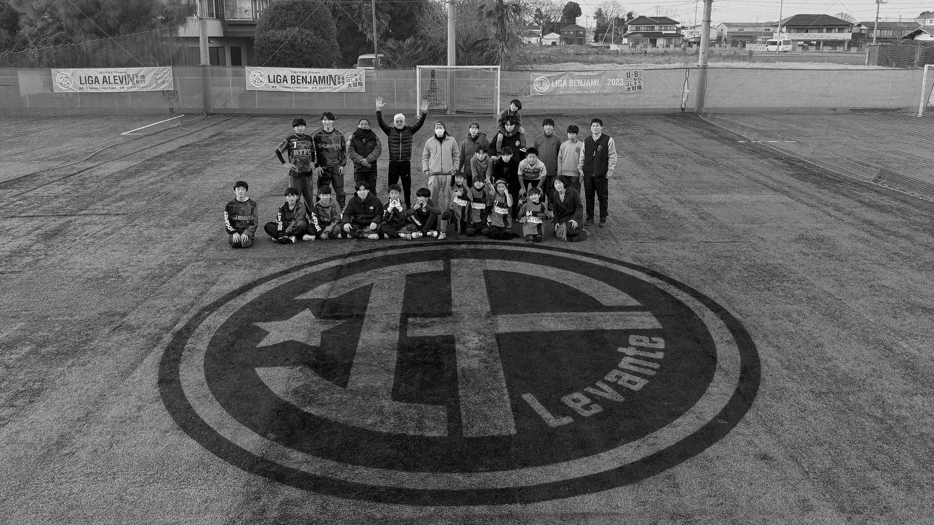 ピッチにエンブレム